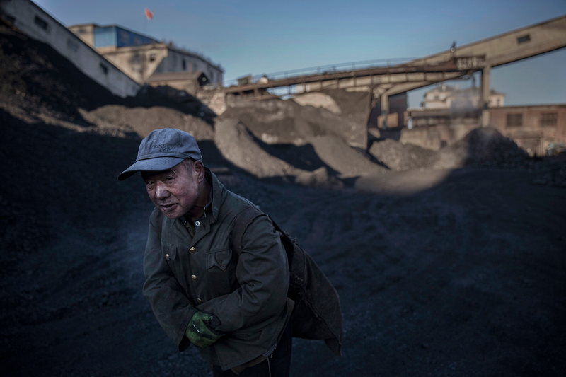 Illustration for article titled Photographs Capture What Life is Like in One of the World's Dirtiest Pits